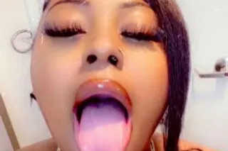 🍒thick pretty babe wet slipper... - Image 3